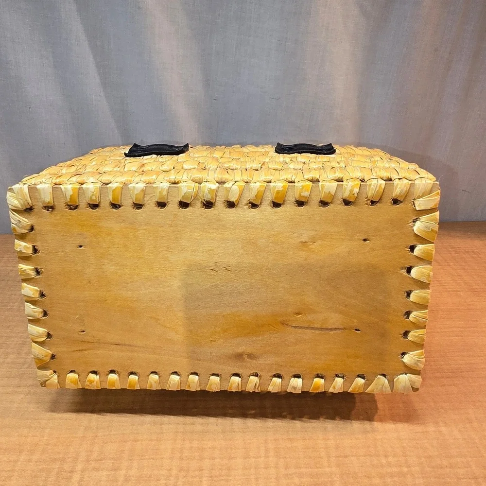 RARE! Vintage‎ Wicker Woven Make-up Cosmetic Case Excellent Condition!